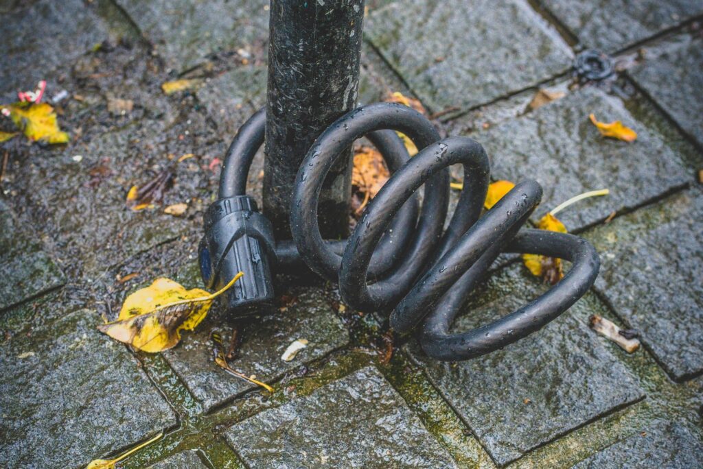 Kaputtes Fahrradschloss am Boden